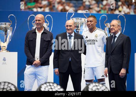 MADRID, SPANIEN - 16. JULI: Kylian Mbappe posiert für ein Foto mit dem ehemaligen Real Madrid Spieler und Trainer Zinedine Zidane (L), dem ehemaligen Real Madrid Spieler Pirri (2L) und dem Präsidenten von Real Madrid, Florentino Perez Rodriguez (R), während er am 16. Juli 2024 im Estadio Santiago Bernabeu in Madrid vorgestellt wird. (Foto von QSP) Stockfoto