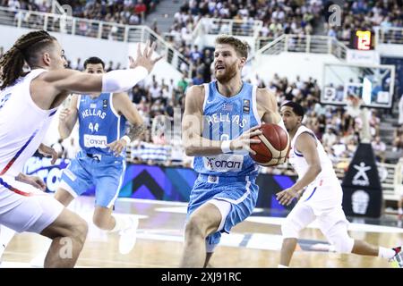 Thessaloniki, Griechenland. Juli 2024. Griechischer Nationalspieler Thomas Walkup (rechts) in Aktion während eines Basketballspiels zwischen den Nationalmannschaften Griechenlands und Puerto Rico. (Kreditbild: © Giannis Papanikos/ZUMA Press Wire) NUR REDAKTIONELLE VERWENDUNG! Nicht für kommerzielle ZWECKE! Stockfoto