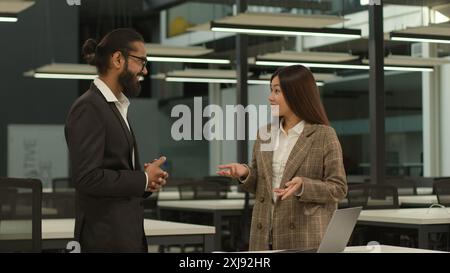 Asiatische Frau Koreanisches Geschäftsmädchen Chinesische Geschäftsfrau Japanisches Büro Gespräch Verhandlung Arabischer Geschäftsmann Indischer Mann männlicher Mann Stockfoto