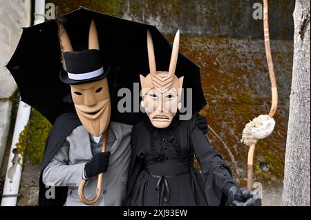 Eine traditionelle Maske aus Lazarim, Portugal, die aufwändig aus Holz geschnitzt wurde, symbolisiert das reiche kulturelle Erbe der Region. Diese Masken stehen im Mittelpunkt des Karnevals von Lazarim, der in alten heidnischen Ritualen verwurzelt ist, die das Ende des Winters und die Ankunft des Frühlings feiern und die tiefe Verbindung der Gemeinde zu ihren historischen Traditionen demonstrieren. Stockfoto