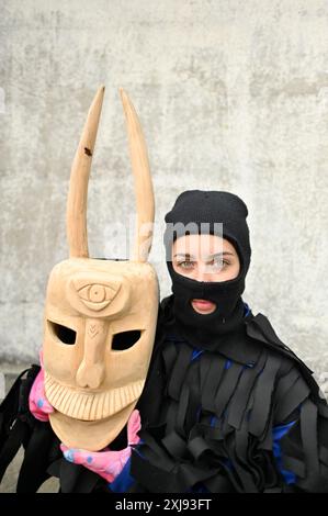 Eine traditionelle Maske aus Lazarim, Portugal, die aufwändig aus Holz geschnitzt wurde, symbolisiert das reiche kulturelle Erbe der Region. Diese Masken stehen im Mittelpunkt des Karnevals von Lazarim, der in alten heidnischen Ritualen verwurzelt ist, die das Ende des Winters und die Ankunft des Frühlings feiern und die tiefe Verbindung der Gemeinde zu ihren historischen Traditionen demonstrieren. Stockfoto
