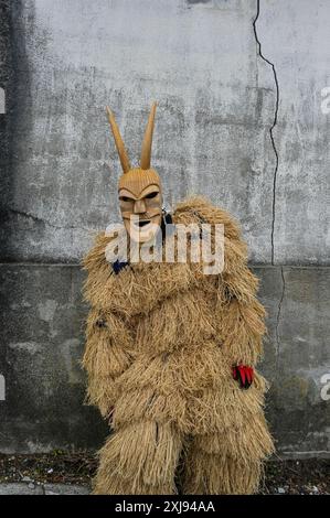 Eine traditionelle Maske aus Lazarim, Portugal, die aufwändig aus Holz geschnitzt wurde, symbolisiert das reiche kulturelle Erbe der Region. Diese Masken stehen im Mittelpunkt des Karnevals von Lazarim, der in alten heidnischen Ritualen verwurzelt ist, die das Ende des Winters und die Ankunft des Frühlings feiern und die tiefe Verbindung der Gemeinde zu ihren historischen Traditionen demonstrieren. Stockfoto