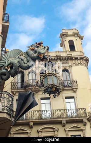 Art Deco chinesische Drachenskulptur hängendes Ladenschild, Placa Boqueria, Las Ramblas, Barcelona, Katalonien, Spanien Stockfoto