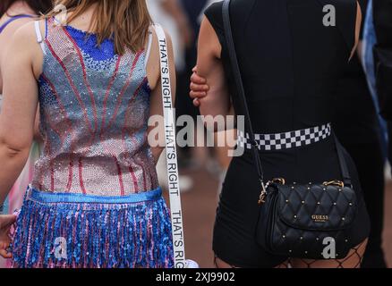 Gelsenkirchen, Deutschland. Juli 2024. Fans warten im Stadion vor dem ersten Konzert von Sänger Taylor Swift in Gelsenkirchen. Im Rahmen der Eras-Tour tritt Swift unter anderem in Hamburg und München auf. Quelle: Oliver Berg/dpa/Alamy Live News Stockfoto