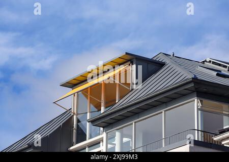 Hitzeschutz für ein großes Dachfenster im Dachgeschoss Stockfoto