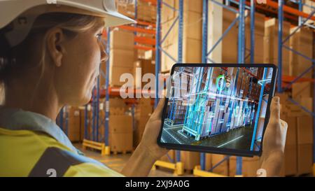 Futuristic Technology Warehouse: Weibliche Mitarbeiter, Die Inventarisierung Durchführen, Mit Der Augmented Reality-Anwendung Auf Einem Tablet. Frau analysiert digitalisierte Produkte Infografiken zur Bereitstellung im Vertriebszentrum. Stockfoto