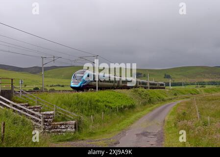 TransPennine Express 'Nova 2'-Einheit Richtung Süden auf der West Coast Main Line in der Nähe von Beattock, Schottland, Großbritannien. Juli 2024 Stockfoto