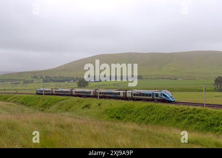 TransPennine Express 'Nova 2'-Einheit Richtung Norden auf der West Coast Main Line in der Nähe von Beattock, Schottland, Großbritannien. Juli 2024 Stockfoto