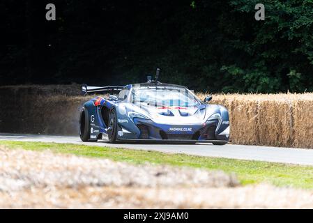 2016 McLaren P1 GTR/650S GT3 „MADMAC“-Auto, das beim Goodwood Festival of Speed 2024 Motorsport Event in Großbritannien die Bergstrecke hinauffährt Stockfoto