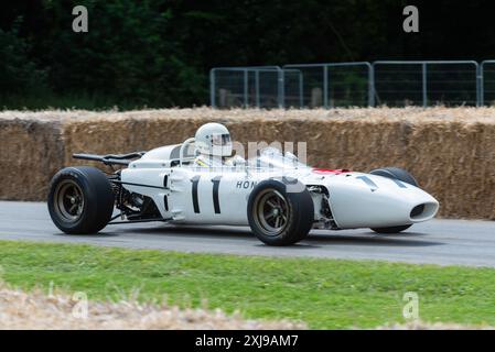 1965 Honda RA272 Formel-1-Rennwagen, der beim Goodwood Festival of Speed 2024 Motorsport Event, Großbritannien, die bergauf fährt Stockfoto