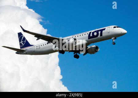 Embraer E195LR LOT Airways Flugzeug fliegt gegen Blue Sky Cloud Hintergrund Stockfoto