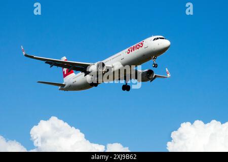 Airbus A321 Swiss Airways Flugzeug nähert Prag in Blue Sky an Stockfoto