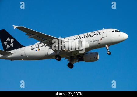 Airbus A319-100 Brussels Airlines Flugzeug fliegt auf Blue Sky Stockfoto