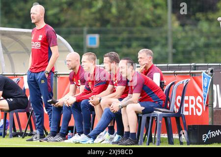 Genk, Belgien. Juli 2024. GENK, H. Essers Talent Park, 17.07.2024, Staffel 2024/2025, Freundschaftsspiel. Während des Spiels KRC Genk - Go Ahead Eagles (freundlich), GA Eagles Trainer Paul Simonis Credit: Pro Shots/Alamy Live News Stockfoto