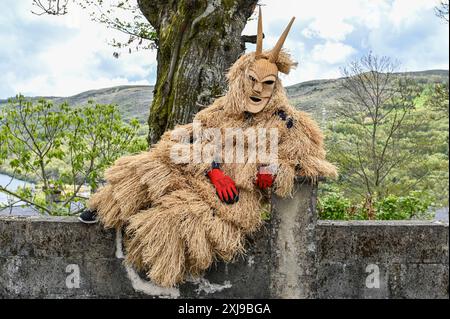 Eine traditionelle Maske aus Lazarim, Portugal, die aufwändig aus Holz geschnitzt wurde, symbolisiert das reiche kulturelle Erbe der Region. Diese Masken stehen im Mittelpunkt des Karnevals von Lazarim, der in alten heidnischen Ritualen verwurzelt ist, die das Ende des Winters und die Ankunft des Frühlings feiern und die tiefe Verbindung der Gemeinde zu ihren historischen Traditionen demonstrieren. Stockfoto
