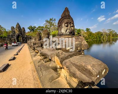 Die Brücke nach Angkor Thom, auf beiden Seiten mit Figuren gesäumt, die in einem Korbbogeneingang enden, Angkor, UNESCO-Weltkulturerbe, Kambodscha, Indoc Stockfoto