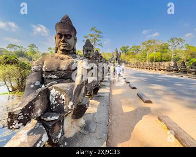 Die Brücke nach Angkor Thom, auf beiden Seiten mit Figuren gesäumt, die in einem Korbbogeneingang enden, Angkor, UNESCO-Weltkulturerbe, Kambodscha, Indoc Stockfoto