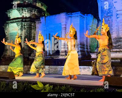 Apsara-Tänzer treten im Prasat Kravan-Tempel auf, der Vishnu 921 gewidmet ist, während des Abendessens, Angkor, Kambodscha, Indochina, Südostasien, Asia Co Stockfoto