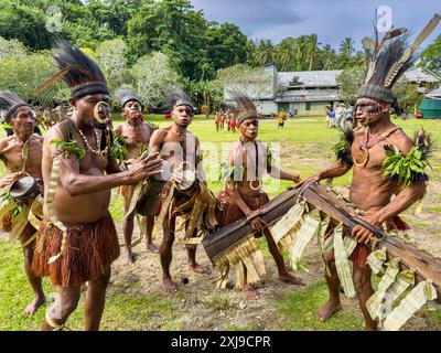 Sechs verschiedene Gruppen einheimischer Krieger, Trommler und Tänzer treten auf Kwato Island, Papua-Neuguinea, Pazifik auf Copyright: MichaelxNolan 1112-9130 E Stockfoto