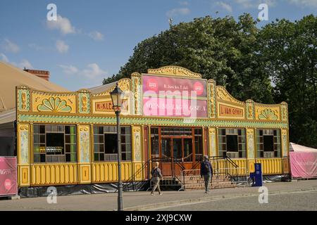 Zelt am Roten Rathaus, Komische Oper Berlin, Messeschlager Gisela, Mitte, Berlin, Deutschland *** Zelt im Roten Rathaus, Komische Oper Berlin, Messeschlager Gisela, Mitte, Berlin, Deutschland Stockfoto