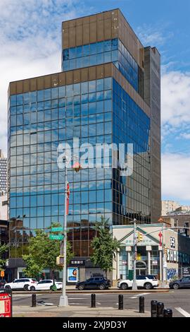 NYC Chinatown: Dekoratives Straßenlicht „Chinatown Pagoda Pendant“ vor dem Hintergrund von Wolken, die in der glashäutigen 2 Mott Street reflektiert werden. Stockfoto