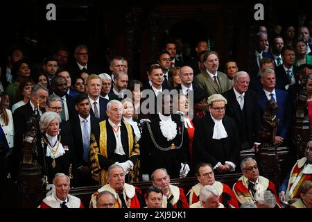 Mitglieder des Unterhauses, darunter Premierminister Sir Keir Starmer, ehemaliger Premierminister Rishi Sunak, Außenminister David Lammy, Oliver Dowden, Bildungsminister Bridget Phillipson, ehemaliger Finanzminister Jeremy Hunt, SNP Westminster-Chef Stephen Flynn, Mutter des Hauses Diane Abbot, Vater des Hauses Sir Edward Leigh, hören Sie sich die Rede des Königs während der Eröffnung des Parlaments in der Kammer des House of Lords im Palace of Westminster, London. Bilddatum: Mittwoch, 17. Juli 2024. Stockfoto