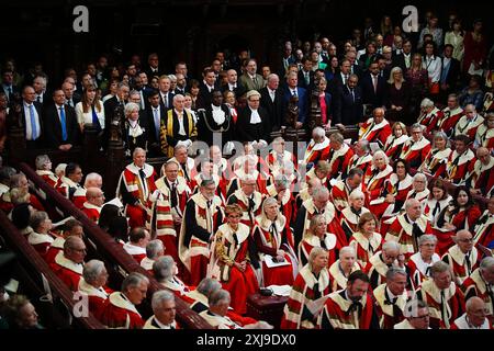 Mitglieder des Unterhauses, darunter der Führer der Liberaldemokraten Sir Ed Davey, Verteidigungsminister John Healey, die stellvertretende Premierministerin Angela Rayner, Premierminister Sir Keir Starmer, der ehemalige Premierminister Rishi Sunak, der Außenminister David Lammy, Oliver Dowden, Bildungsminister Bridget Phillipson, der ehemalige Finanzminister Jeremy Hunt, Stephen Flynn, die Mutter des Hauses Diane Abbot, der Vater des Hauses Sir Edward Leigh, Stuart Andrew, die Innenministerin Yvette Cooper und der ehemalige Innenminister James cleverly, lauschen der Rede des Königs während der Staatsöffnung Stockfoto