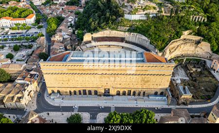 Luftaufnahme des römischen Amphitheaters, UNESCO-Weltkulturerbe, Orange, Vaucluse, Provence-Alpes-Cote d Azur, Frankreich, Europa Copyright: MichaelxRunkel 1 Stockfoto