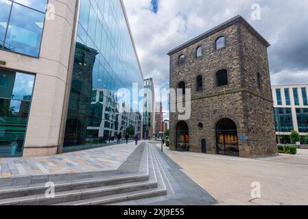 Leeds Central Station stand einst hier am Wellington Place, Leeds. Die einzige Erinnerung, dass der Bahnhof jemals existierte, ist der restaurierte Wagon Lifting Tower Stockfoto