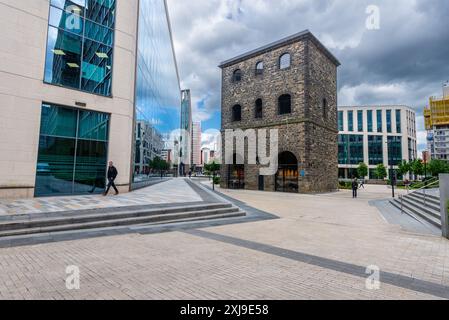 Leeds Central Station stand einst hier am Wellington Place, Leeds. Die einzige Erinnerung, dass der Bahnhof jemals existierte, ist der restaurierte Wagon Lifting Tower Stockfoto