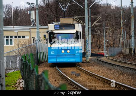 Göteborg, Schweden - 24. Februar 2024: Blau-weiße Straßenbahn auf separatem Gleis Stockfoto