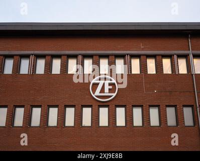 Göteborg, Schweden - 25. Februar 2024: ZF-Logo an der Fassade eines Bürogebäudes Stockfoto