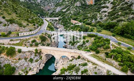 Luftaufnahme der Pont du Diable Saint-Jean-de-Fos, UNESCO-Weltkulturerbe, Causses und Cevennen, Herault, Occitanie, Frankreich, Europa Copyright: Michae Stockfoto