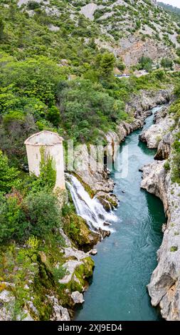 Luftaufnahme eines alten Wachturms in der Herault-Schlucht, UNESCO-Weltkulturerbe, Causses und Cevennen, Herault, Occitanie, Frankreich, Europa Urheberrecht: Ich Stockfoto