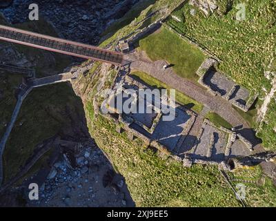 Ein Blick aus der Vogelperspektive auf die dramatischen Ruinen von Tintagel Castle, dem Geburtsort von König Arthur, auf einer felsigen Insel vor der Küste, in der Nähe der Stadt T Stockfoto