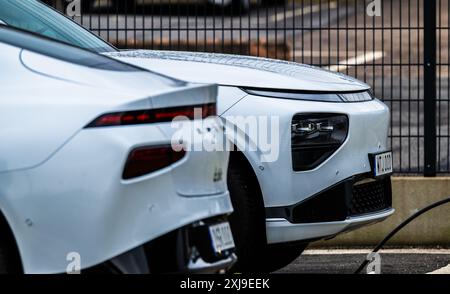 Göteborg, Schweden - 01. März 2024: Front eines Xpeng-Fahrzeugs bei einem Händlerbetrieb Stockfoto