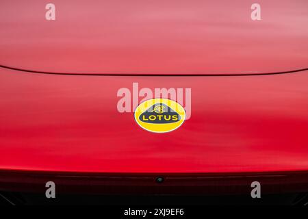 Göteborg, Schweden - 01. März 2024: Roter elektrischer SUV Lotus Eletre 2024 auf dem Display Stockfoto