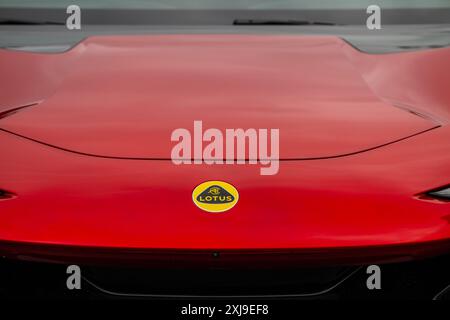 Göteborg, Schweden - 01. März 2024: Roter elektrischer SUV Lotus Eletre 2024 auf dem Display Stockfoto