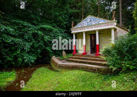 Der Tempel der Nymphen in Vindolanda, ein römisches Hilfsfort südlich der Hadriansmauer in Nordengland, das es früher datiert hat. Stockfoto