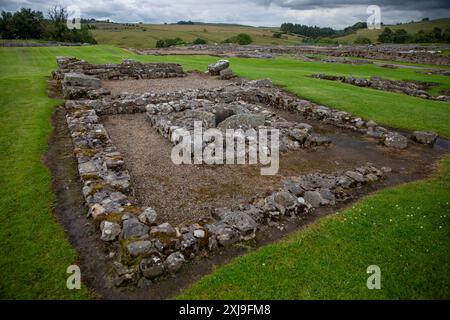 Die Ruinen von Vindolanda, einem römischen Hilfsfort (Castrum) südlich der Hadrian's Wall in Nordengland, das es früher datiert hat Stockfoto