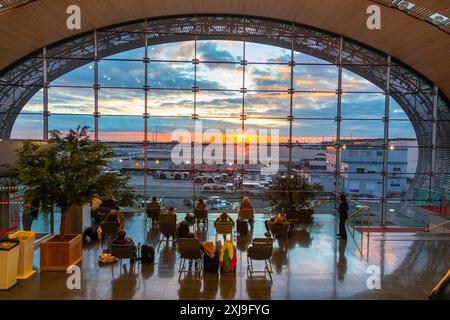 Passagiere, die den Sonnenuntergang in der Abflug-Lounge des Flughafens Charles de Gaulle, Terminal 2F, Paris, Frankreich, Europa sehen Copyright: JohnxGuidi 1237-728 Editorial U Stockfoto