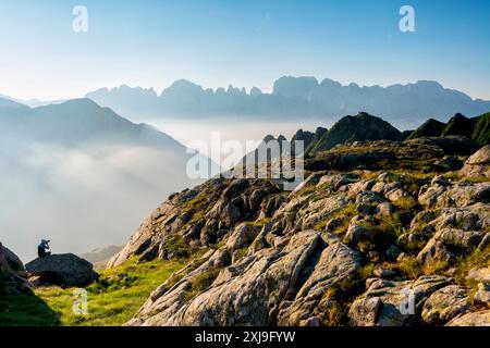 Fotograf in Brenta Dolomiten im Sommer, Trentino Südtirol, Italien, Europa Copyright: MichelexRossetti 1299-175 Stockfoto