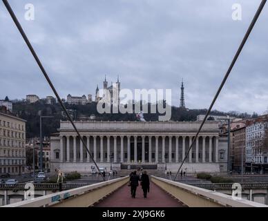 Blick auf Vieux Lyon Old Lyon, das älteste und größte Renaissanceviertel der Stadt, von der Fußgängerbrücke Palais-de-Justice über den Fluss Saone, Stockfoto