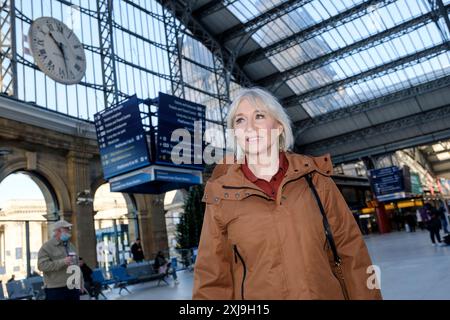 Nadine Dorries Conservative MP bis 2023 im Bahnhof Liverpool Lime Street. Stockfoto