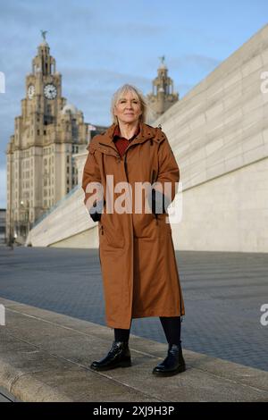 Nadine Dorries konservative Parlamentsabgeordnete bis 2023 in ihrer Heimatstadt Liverpool mit dem Liver Building im hinteren Teil. Stockfoto