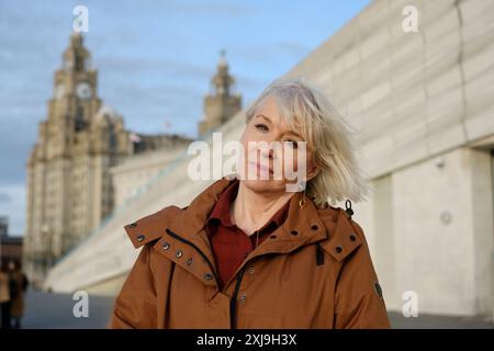 Nadine Dorries konservative Parlamentsabgeordnete bis 2023 in ihrer Heimatstadt Liverpool mit dem Liver Building im hinteren Teil. Stockfoto