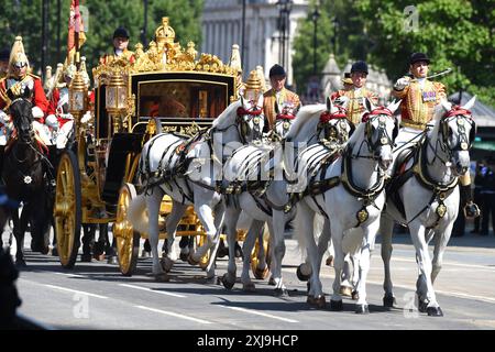 London, Großbritannien. Juli 2024. Westminster London 17. Juli 2024. König Charles III. Kommt im Parlament an, um seine erste Rede des Königs unter der neuen Labour-Regierung während der Staatsöffnung des Parlaments zu halten, begleitet von Königin Camilla, Königin des Vereinigten Königreichs. Quelle: MARTIN DALTON/Alamy Live News Stockfoto