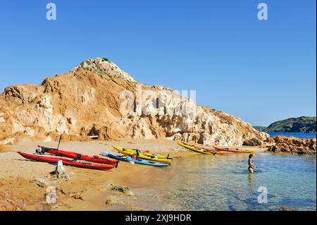 Kajaks landeten auf einer Insel in der Bucht Cala Pregonda nahe Kap Cavalleria an der Nordküste von Menorca, Balearen, Spanien, Mittelmeer, Europ Stockfoto