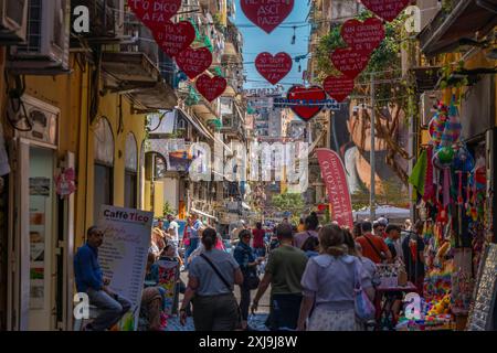 Blick auf Geschäfte und Dekor in der belebten Via San Biagio Dei Librai, Neapel, Kampanien, Italien, Europa Copyright: FrankxFell 844-34906 nur redaktionelle Verwendung Stockfoto