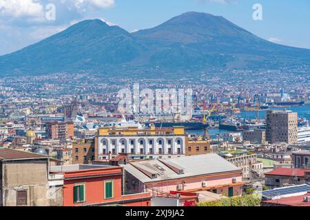 Erhöhter Blick auf Neapel und den Vesuv im Hintergrund, Neapel, Kampanien, Italien, Europa Copyright: FrankxFell 844-34924 Stockfoto